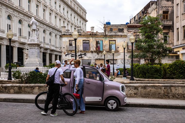 Hogares a oscuras y coches eléctricos: postales de la desigualdad en Cuba