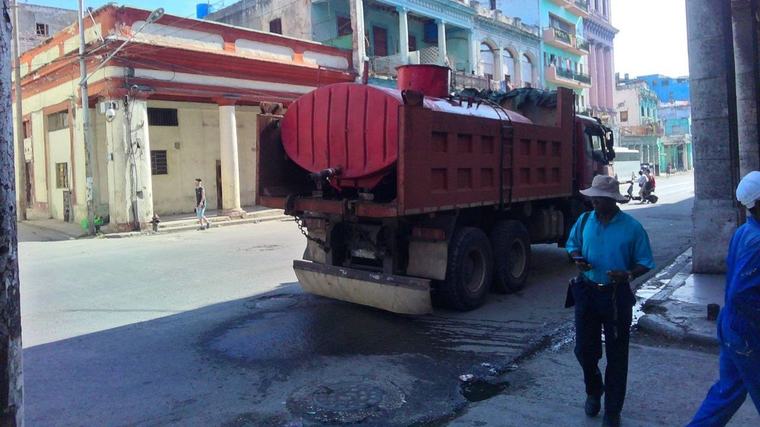 Un viejo camión de carga convertido en pipa recorre las calles de La Habana