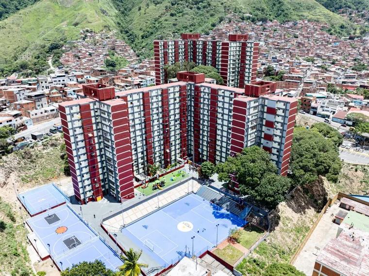 Plan Venezuela Renace: Delcy Rodríguez lidera entrega de 400 viviendas restauradas en Caraca