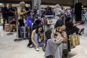 Cierran ocho aeropuertos en Indonesia por volcán en erupción