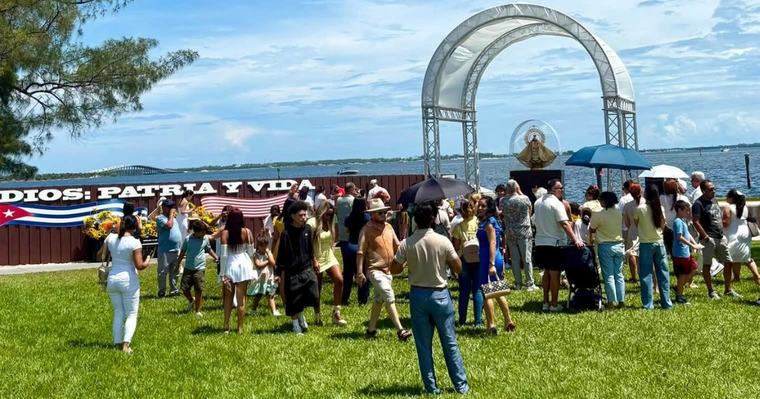 Fieles comienzan a venerar a la Virgen de la Caridad desde el malecón de la Ermita en Miami