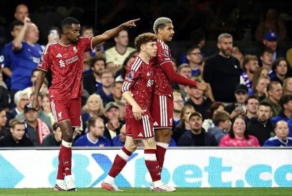 Gakpo la sirve, Isak fusila y el Liverpool gana