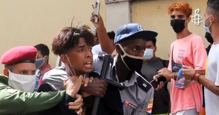 Policía cubana estrena línea 24 horas en La Habana para «recibir inconformidades sobre la actuación policial»