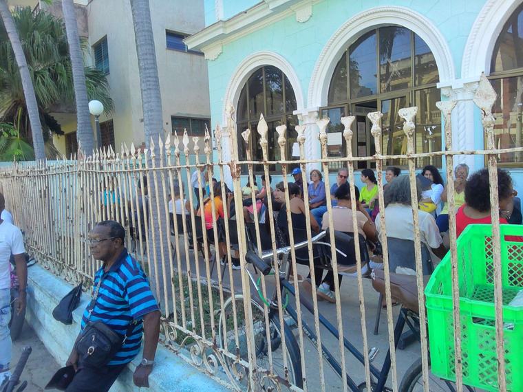 Cuatro meses y una cola interminable para conseguir un pasaporte cubano