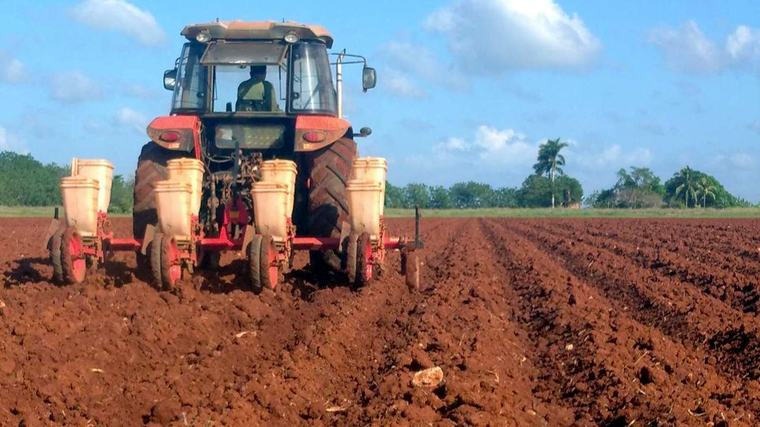 Los campesinos cubanos pagan en dólares el combustible que necesitan para producir